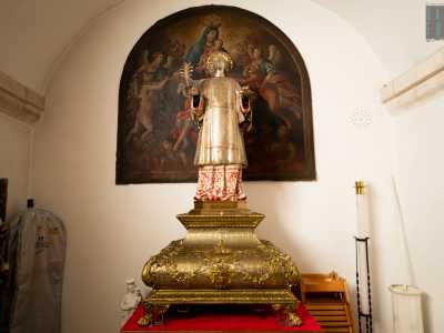 ...assieme alla pi� recente e solenne statua d�oro e argento di Santo Stefano...